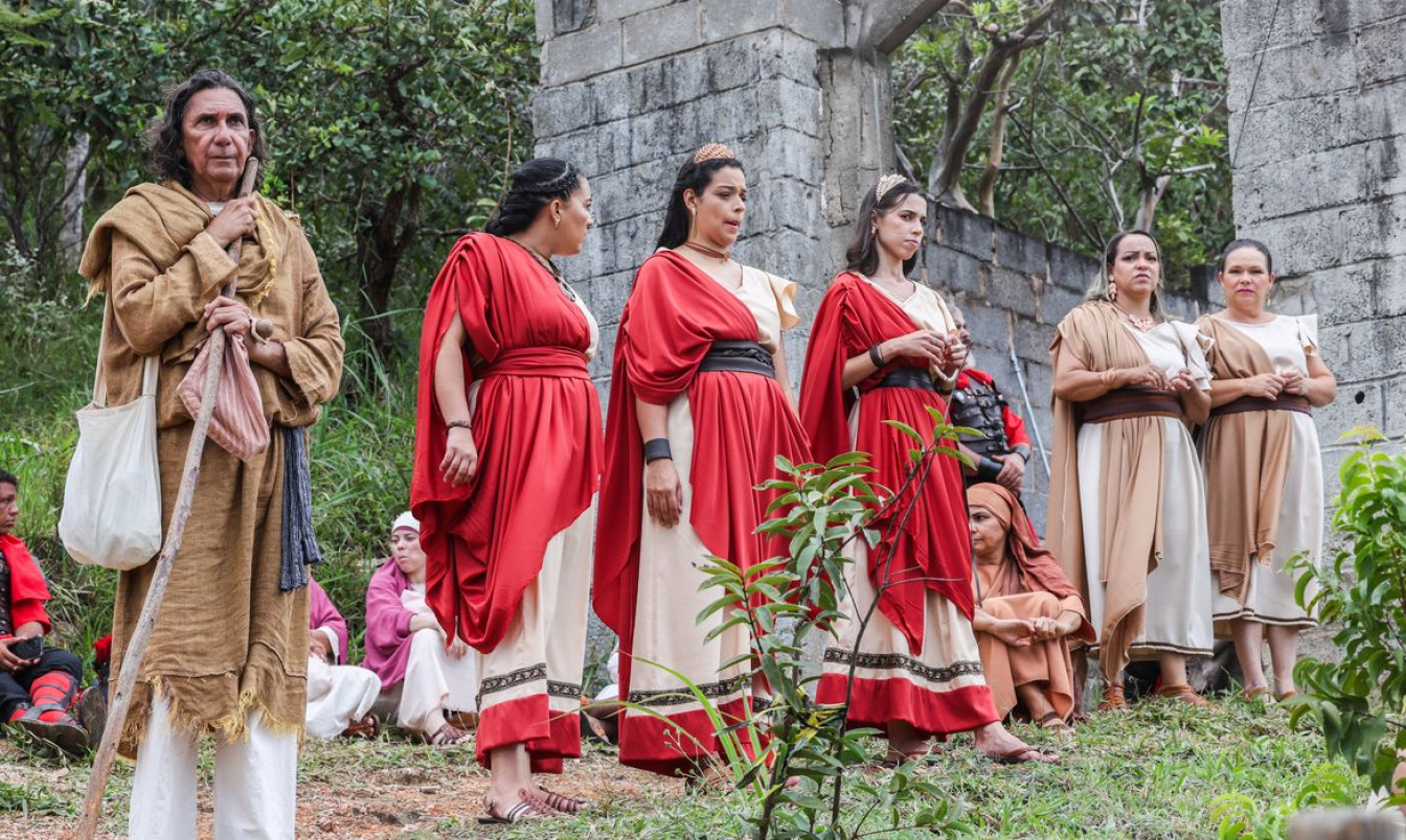 Trabalho e estudo: comerciantes em Via Sacra no DF buscam sonhos