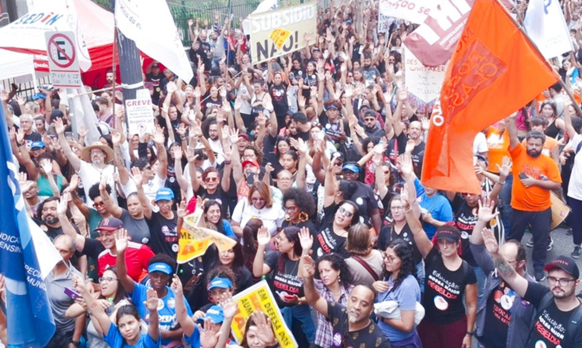 Professores municipais de SP decidem continuar greve