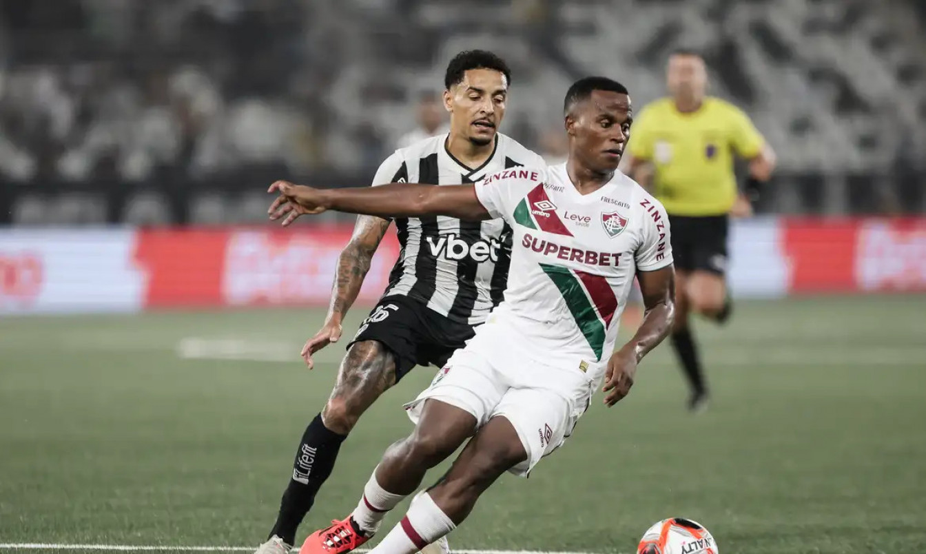 Botafogo e Fluminense disputam clássico no Nilton Santos