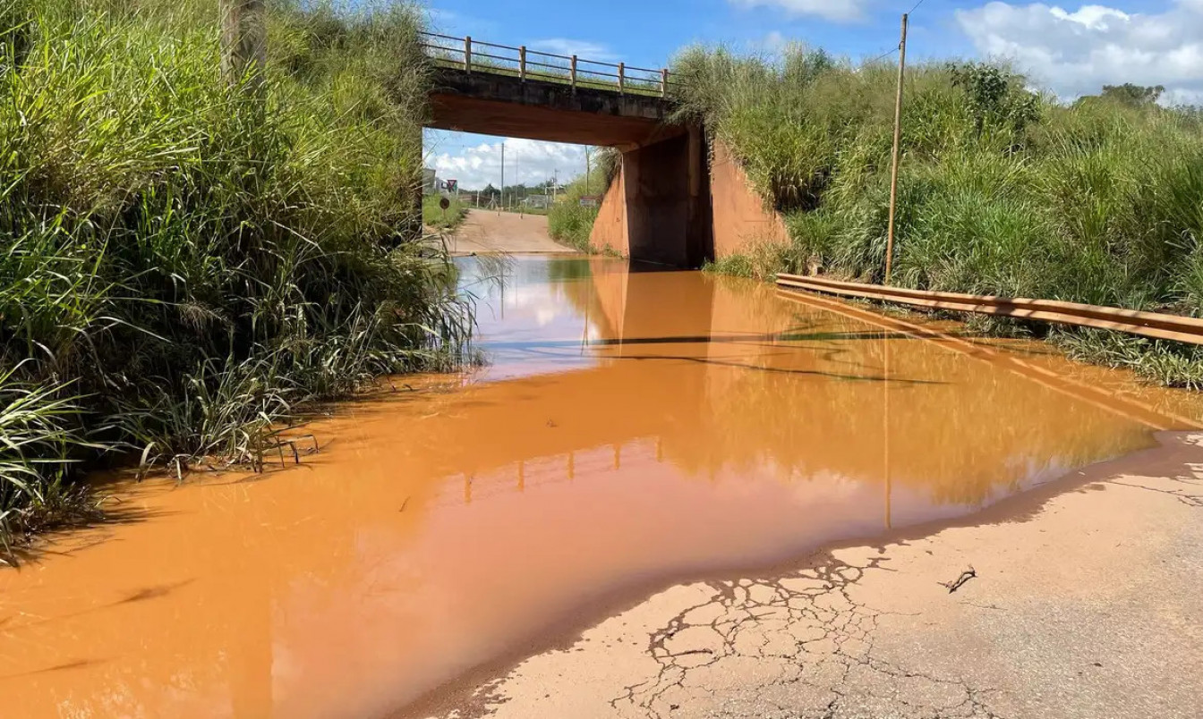 Vazamento de água em tubulação da Vale mobiliza Brumadinho