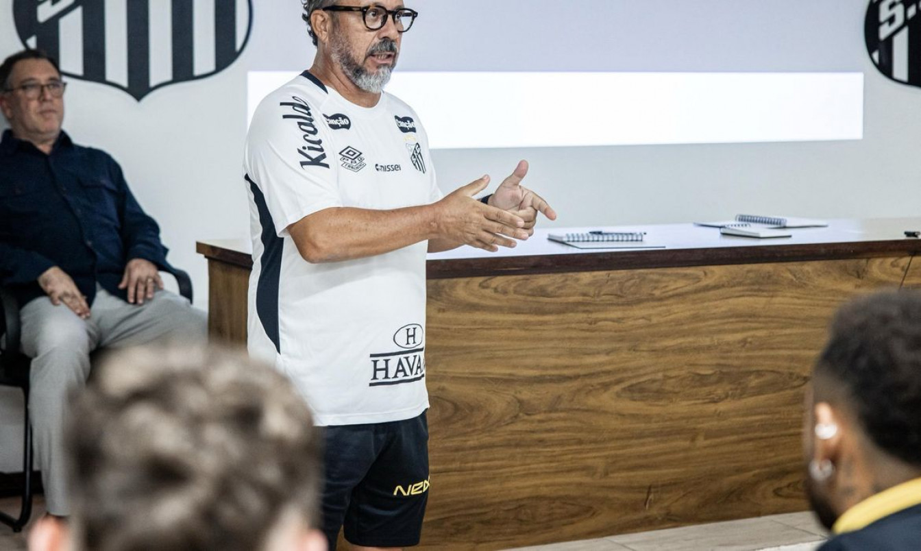 Ex-auxiliar de Tite, Cleber Xavier debuta como técnico no Santos