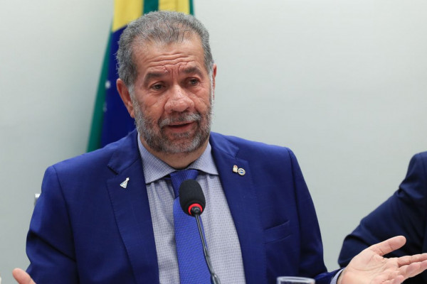 Após fraude no INSS, Lupi pede demissão do Ministério da Previdência