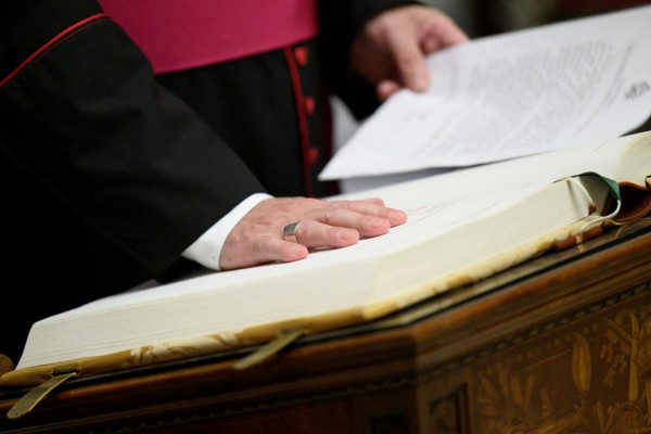 Cardeais entram em reclusão antes do conclave para eleger novo papa