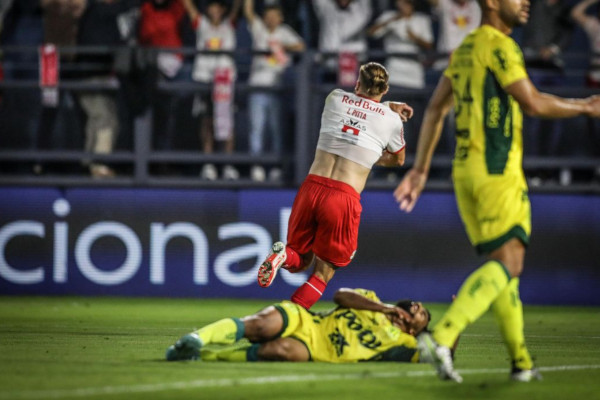 Pitta marca e deixa Bragantino na vice-liderança do Brasileiro