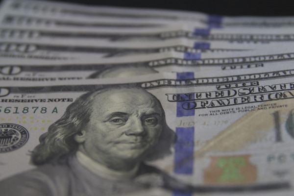 Dólar ultrapassa os R$ 5,70 à espera de juros nos EUA e no Brasil