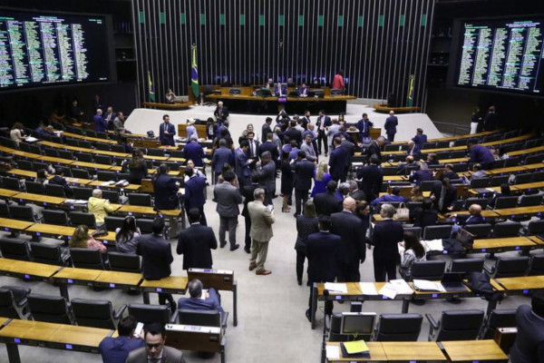 Projeto que aumenta número de deputados para 531 tem urgência aprovada