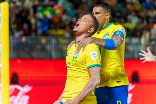 Copa do Mundo de beach soccer: Brasil goleia Omã por 11 a 1