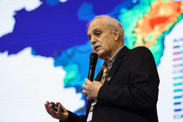 Brasil pode zerar emissões até 2040, diz Carlos Nobre
