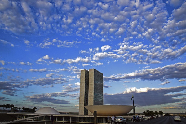 Relator antecipa fim da reeleição para 2030 e CCJ adia votação