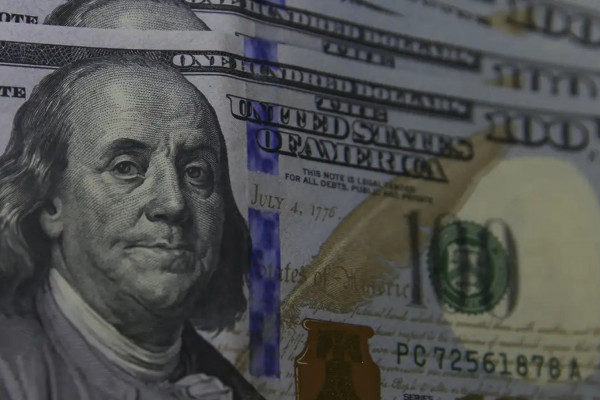 Dólar sobe para R$ 5,74 à espera de Copom