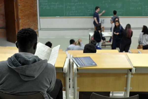 Bolsistas começam a receber pagamentos do Pé-de-Meia Licenciaturas
