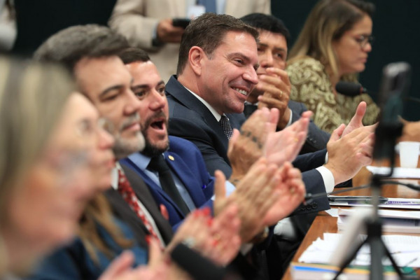 CCJ da Câmara aprova suspensão da ação contra Bolsonaro e Ramagem