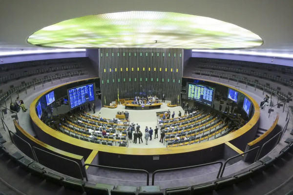 Especialistas veem manobra jurídica em decisão da Câmara sobre golpe