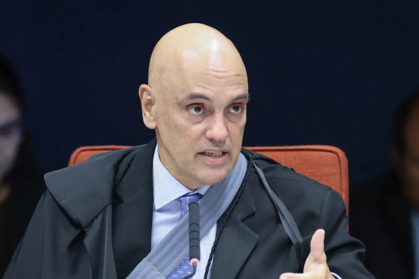Moraes pede sessão do STF para julgar decisão da Câmara sobre Ramagem