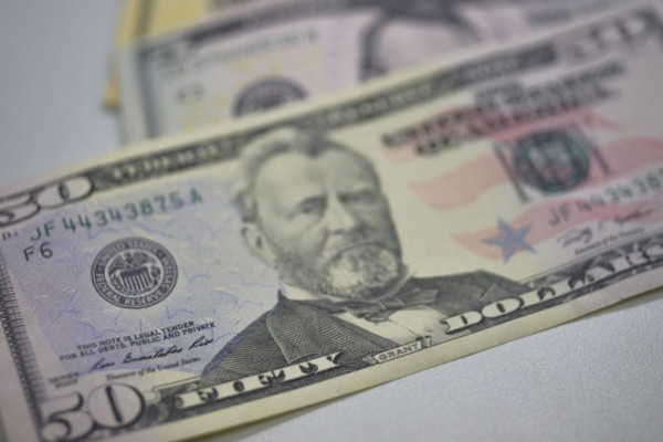 Dólar cai para R$ 5,66 após Copom e acordo entre EUA e Reino Unido