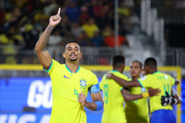 Brasil goleia Espanha e avança à semi do Mundial de futebol de areia