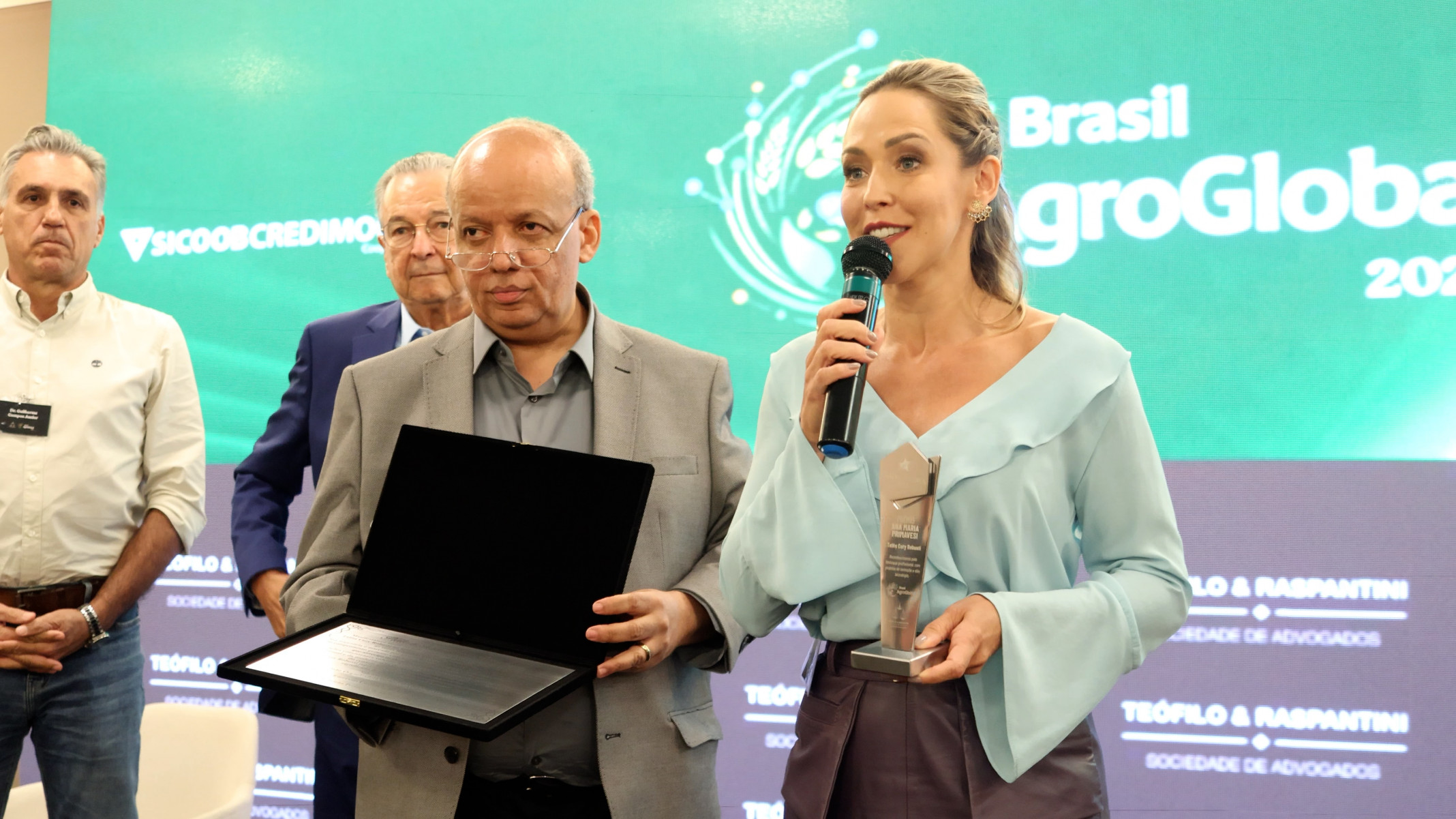 Talita Cury recebe o Prêmio Ana Maria Primavesi em reconhecimento ao seu trabalho