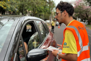Agente da RP Mobi realiza blitz no trânsito de Ribeirão Preto: receita de multas em alta