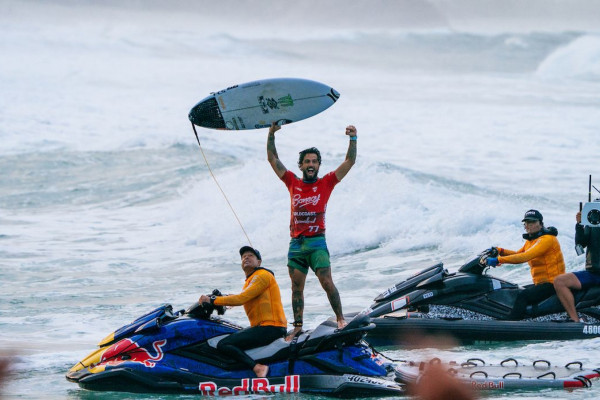 Surfe: Filipe Toleto conquista título da etapa de Gold Coast