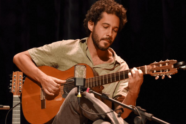 Viola caipira de Daniel Ganc embala Cena Musical na TV Brasil