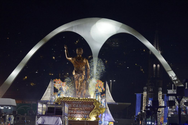 Programa da Rádio Nacional mostra como Sambódromo mudou o carnaval