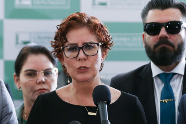 Moraes nega suspensão de processo contra Carla Zambelli