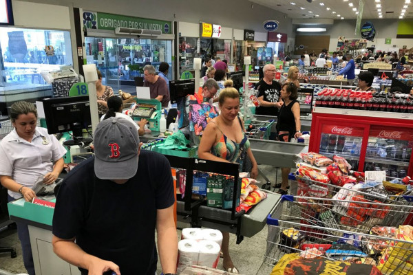 Supermercados defendem contrato de trabalho por hora