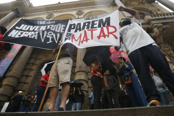 Risco de negro ser vítima de homicídio é 2,7 vezes maior no Brasil