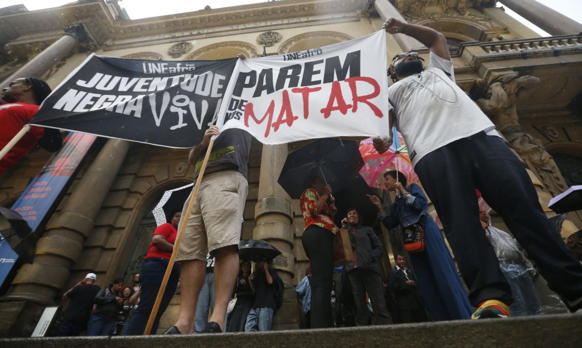 Risco de negro ser vítima de homicídio é 2,7 vezes maior no Brasil