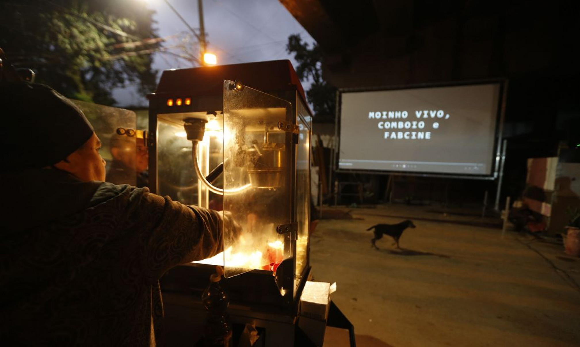 Moradores da favela do Moinho interrompem com fogo passagem de trens 