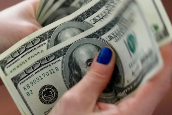 Dólar cai para R$ 5,60, e bolsa fecha em máxima histórica