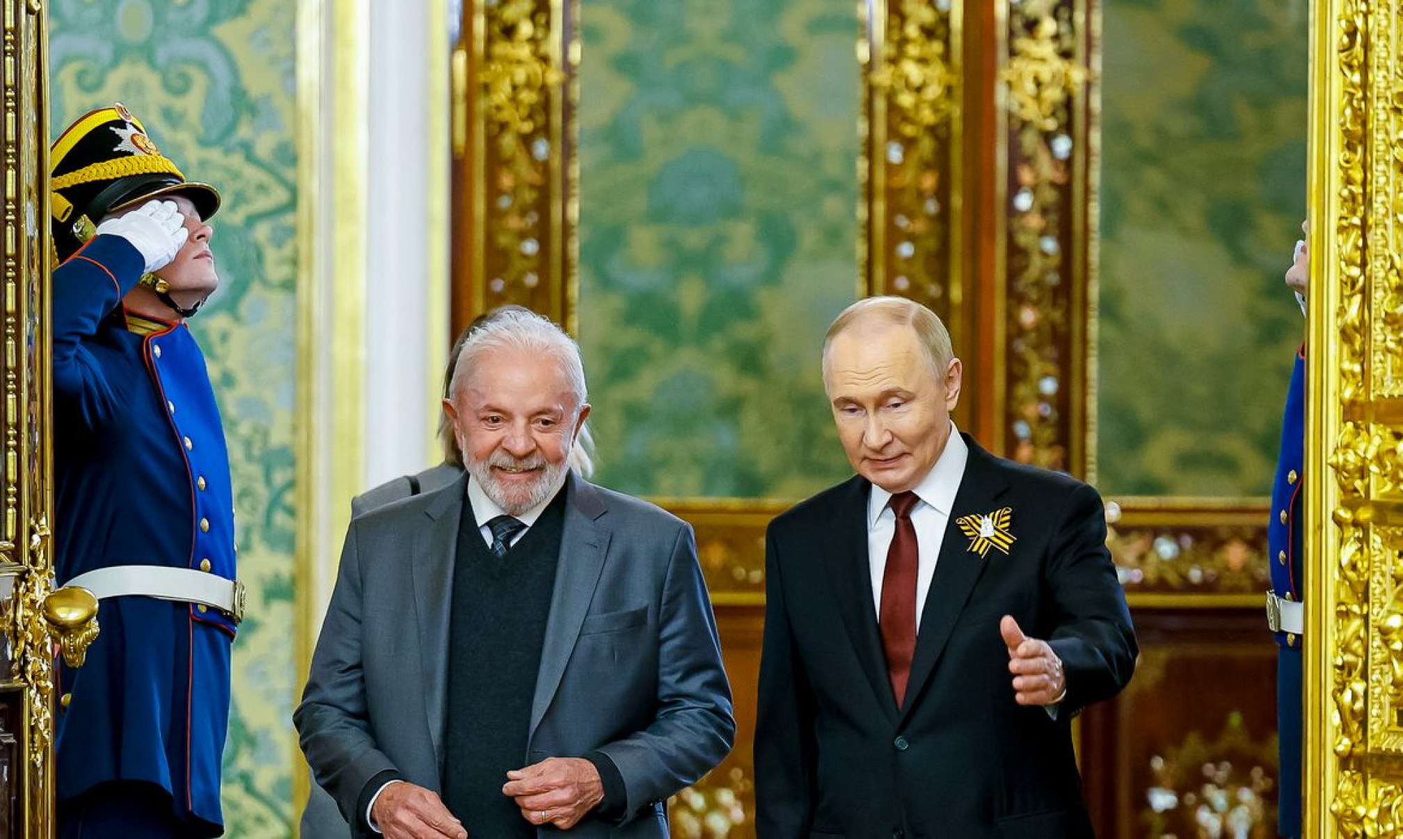 Lula estimula Putin a se reunir com Zelensky pela paz