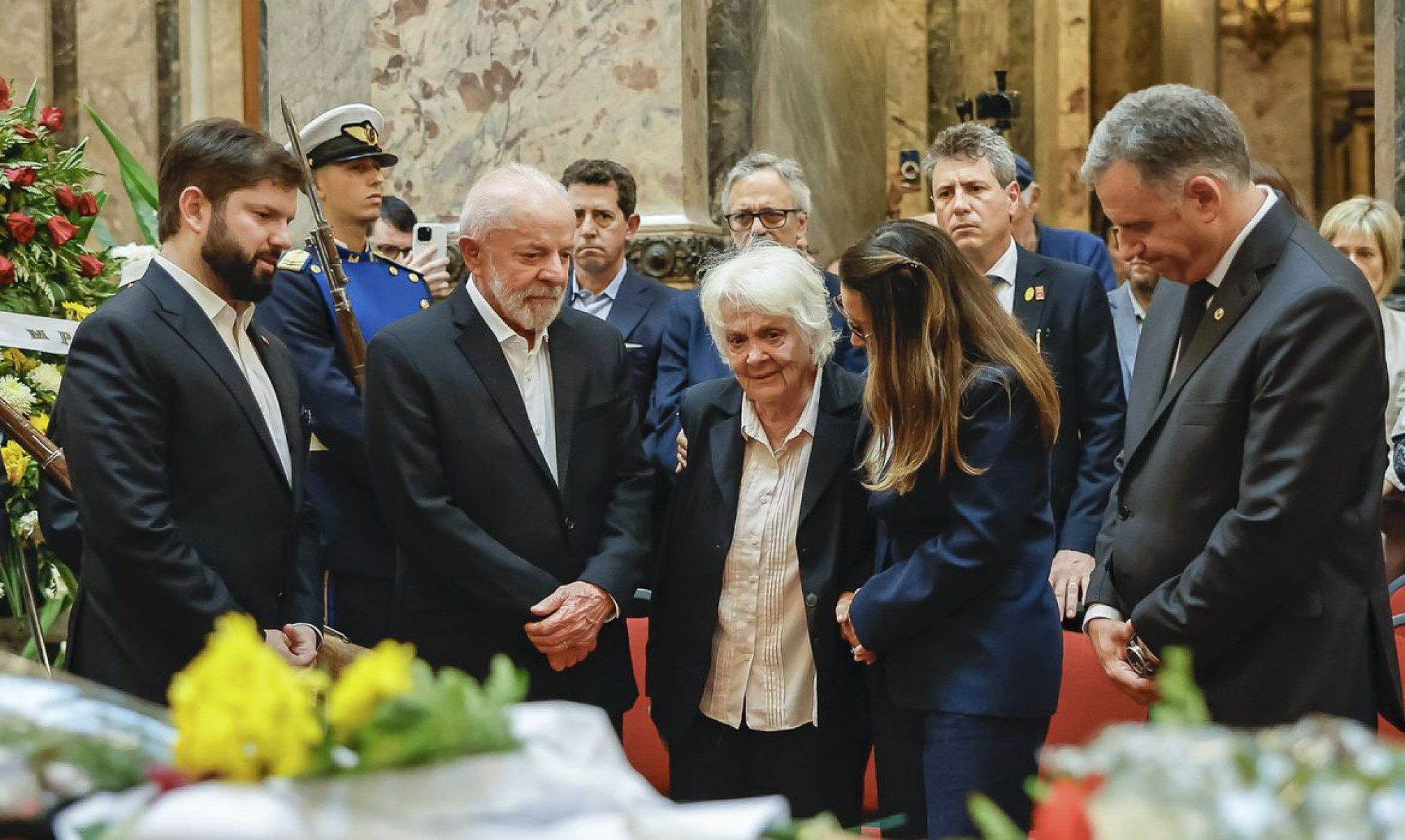 Milhares de uruguaios se despedem de Pepe Mujica em funeral