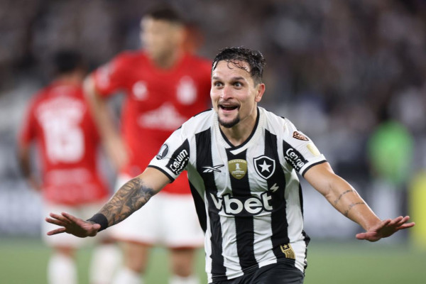 Artur marca golaço e Botafogo vence Estudiantes na Libertadores