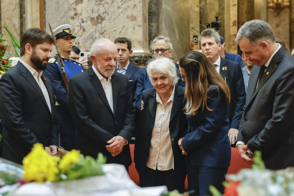 Milhares de uruguaios se despedem de Pepe Mujica em funeral