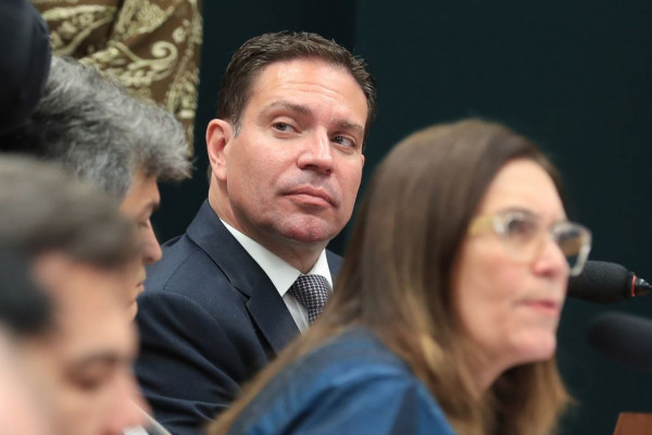 Moraes determina suspensão parcial da ação do golpe contra Ramagem