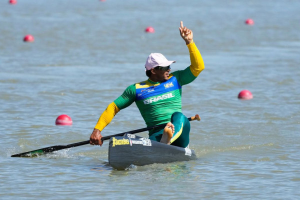 Isaquias Queiroz garante ouro na Copa do Mundo de canoagem velocidade