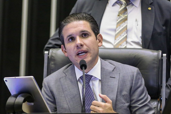 Motta defende participação de bancos no debate da isenção do IR