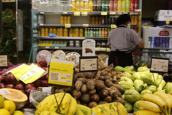 Contratos de trabalho por hora em supermercados aumentam precarização