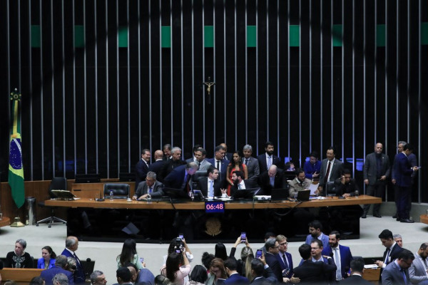 Câmara aprova urgência para PL que proíbe desconto automático no INSS