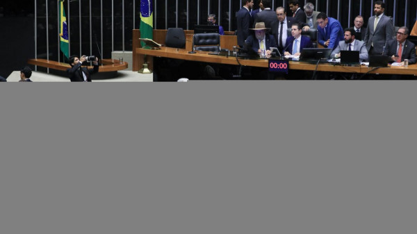 Câmara aprova projeto que reajusta salários de servidores públicos