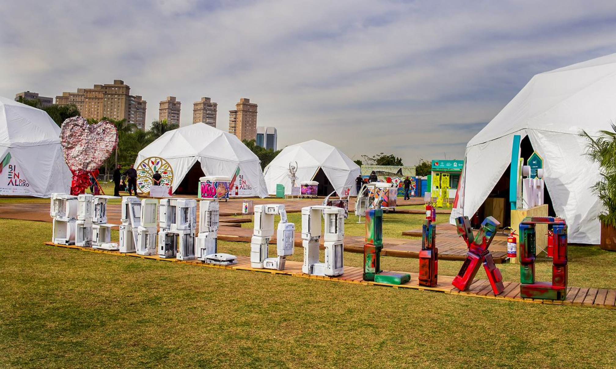 Bienal do Lixo 2025 propõe reflexão sobre consumo consciente 