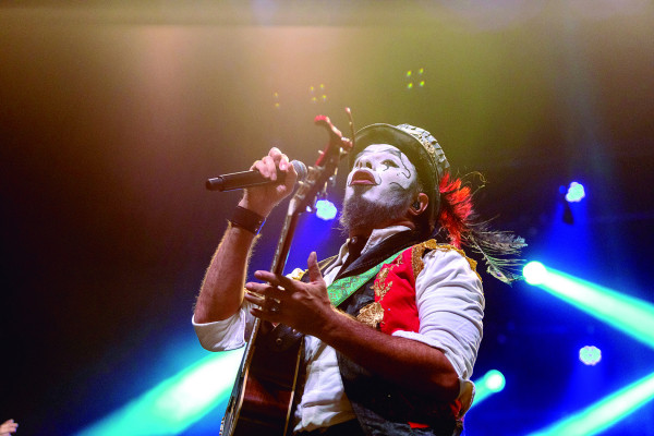 O Teatro Mágico traz show nostálgico para Ribeirão