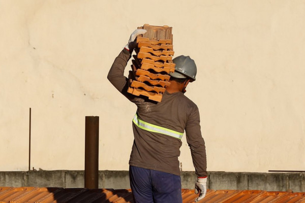 IBGE: salário na construção recua 22% em 2023, na comparação com 2014