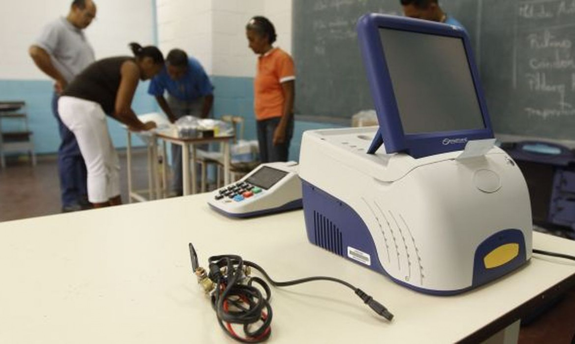 Com oposição rachada, Venezuela realiza eleição legislativa e regional