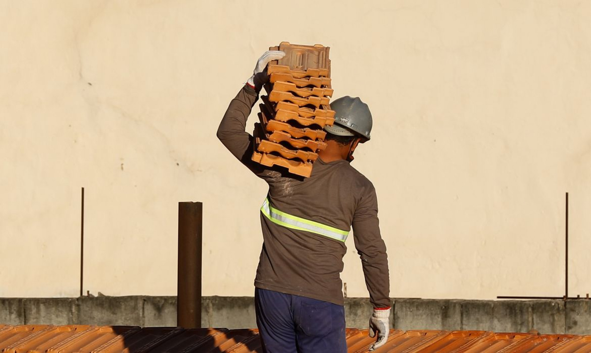 IBGE: salário na construção recua 22% em 2023, na comparação com 2014