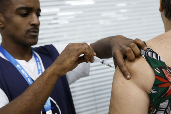Mobilização vacina profissionais da indústria em todo o país
