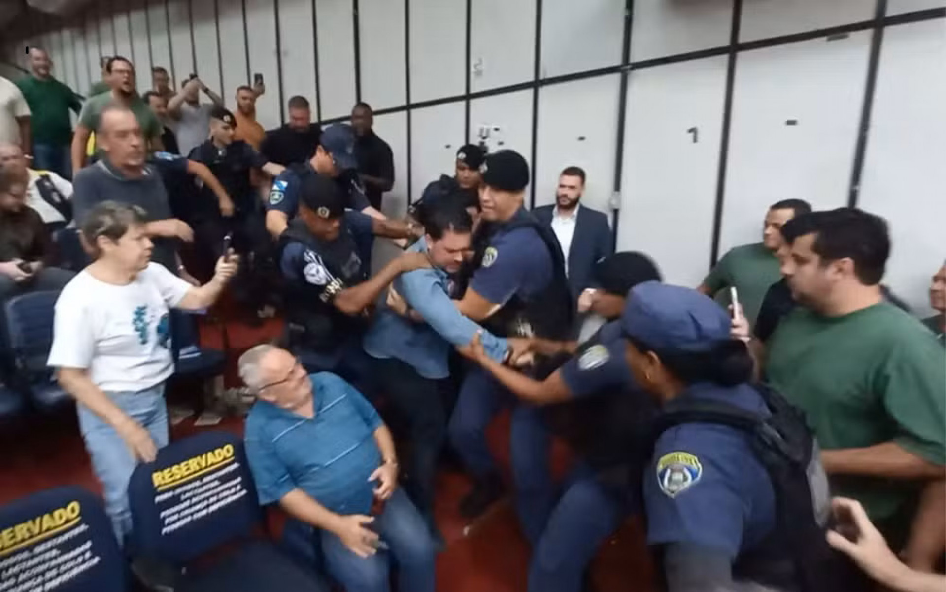 Confusão reunião pública para discussão de implantação de escolas cívico-militares 