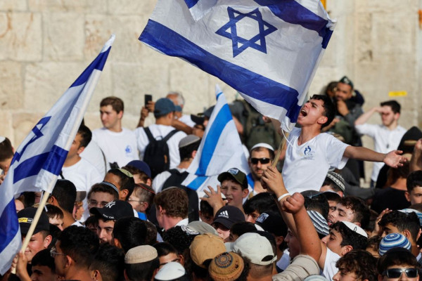 Extrema-direita confronta palestinos em marcha anual em Jerusalém