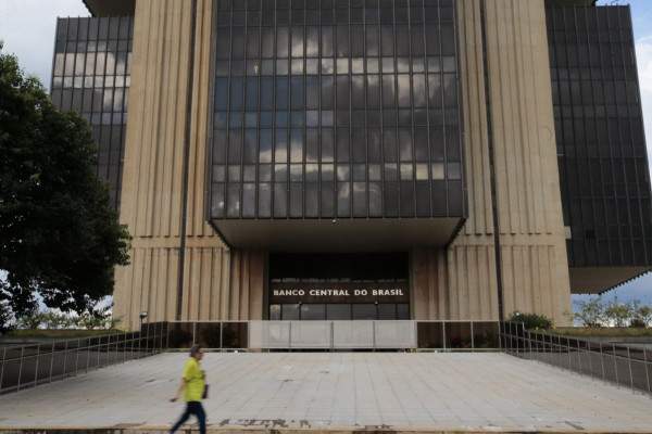 Mercado melhora expectativa sobre economia com PIB a 2,14%